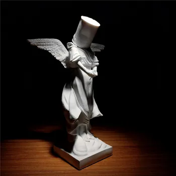 Kibirą ant Galvos Balta Spalva Pilti Dažų Geležinis Kibiras Angelas Originalus Netikras Banksy Skulptūra Viršuje Gatvės Meno Dervos Statulėlės