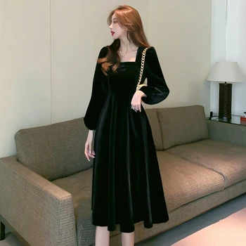 Rudenį ir žiemą naujas moterų suknelė prancūzų stilius derliaus aksomo suknelė su plonu juosmens ir ilgomis rankovėmis maža juoda suknelė