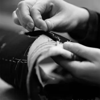 Tamsiai Mėlyna Jaunikis Tuxedos Vestuvių Dėvėti 2018 Pasiekė Atvartas Vieną Mygtuką Custom Made Verslo Vyrų Kostiumai Švarkas +Liemenė + Kelnės terno